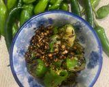 A picture of step 4 of Fried green chillies.