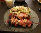 Foto del paso 7 de la receta: Brochetas de pollo y cerdo con ensalada fresca