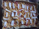 Tarta de salchichas, tomate, choclo y queso