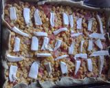 Foto del paso 5 de la receta: Tarta de salchichas, tomate, choclo y queso