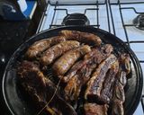 Foto del paso 2 de la receta: Tiritas de asado y chori (en aro circular)