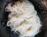 Foto del paso 10 de la receta: Chow Mein de chuleta de cerdo ahumada con salsa de chile