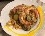 Foto del passaggio 6 della ricetta Tagliatelle con zucchine e gamberoni code e crema di zafferano
