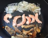Foto del paso 1 de la receta: Revuelto de langostinos, setas y cebolla caramelizada