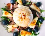 Hình bước làm 2 của món Salad Bò Xào, Cải Rocket, Trái Cây & Phô Mai Burrata Sốt Balsamic Mù Tạt