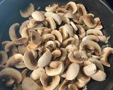 Foto del paso 3 de la receta: Pollo en salsa de hongos