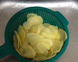 A picture of step 3 of Homemade Deep Fried Potato Crisps.