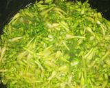 Foto langkah ke 2 dari resep Oseng daun pepaya.