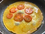টমেটো চিস ওমলেট (Tomato cheese omelette recipe in bangali)