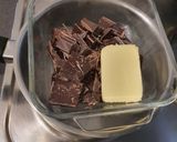 Foto langkah ke 2 dari resep Triple Chocolates Almond Brownies.