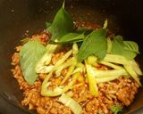 รูปขั้นตอนการทำที่ 4 ของ หมูสับผัดพริกแกง&ข้าสไรซ์เบอรี่