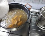 Foto langkah ke 2 dari resep Kolak Kacang Hijau Ubi Pisang Tanpa Santan.