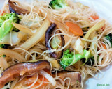 Foto del paso 6 de la receta: Fideos de arroz con verduras y salsa yakiniku