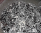 Foto del paso 2 de la receta: Bizcochuelo con pasas de uva y chocolate