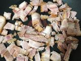 Huevo con tocino y espárragos