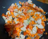 รูปขั้นตอนการทำที่ 4 ของ มักกะโรนีผัดไข่ 🥚🥕🍅(สำหรับ2ท่าน)