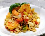 Foto del passaggio 4 della ricetta Insalata di orzo, gamberetti e zucchine