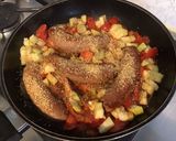 Une image de l'étape 6 de Saucisses aux tomates, courgette blanche et herbes aromatiques.