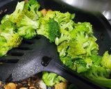 Foto langkah ke 3 dari resep 73. Tumis Brokoli Saus Tiram.