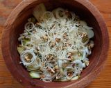 Foto del paso 2 de la receta: Ensalada de listones de calabacita, nuez y parmesano