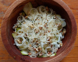 Foto del paso 2 de la receta: Ensalada de listones de calabacita, nuez y parmesano
