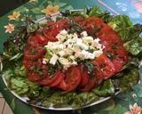 Une image de l'étape 11 de Salade de tomates à la laitue rouge, feta et basilic frais sauce balsamique.