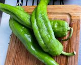 Une image de l'étape 1 de Courgettes jaunes et poivrons verts aux tomates séchées et épices.