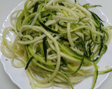 Foto del paso 4 de la receta: Spaghetti de calabacín con pollo al curry y nata