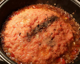 Foto del paso 13 de la receta: Muslos de pollo en salsa de tomate con patatas fritas en aceite de pollo frito