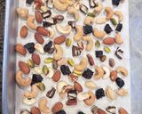Foto langkah ke 1 dari resep Mixed Nuts Dates Choco Bark (15).