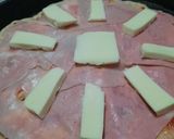 Foto del paso 4 de la receta: Para compartir en casa, pizza con jamón y morrón - súper cargada doble queso