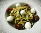 Foto del paso 3 de la receta: Tagliateles al pesto con pechuga de pollo y bolas de mozzarella