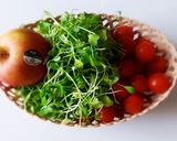Hình bước làm 1 của món SALAD rau mầm với trứng
