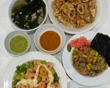 Hình bước làm 3 của món Cơm nhà với sashimi cá hồi ngâm tương, mực chiên, salad tôm, canh rong biển thịt băm