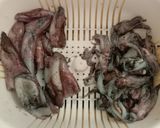 Foto langkah ke 1 dari resep Cumi Hitam Khas Madura.