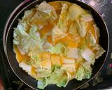 Foto langkah ke 2 dari resep Sop sawi telur.