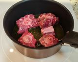 Foto del paso 2 de la receta: Rabo de ternera en salsa de chirivías, pimientos y zanahorias