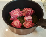 Foto del paso 2 de la receta: Rabo de ternera en salsa de chirivías, pimientos y zanahorias