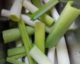 Foto del paso 1 de la receta: Barqueta de puerros con camarones al curry