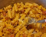A picture of step 2 of Leftover pasta muffin.