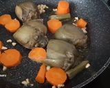 Foto del paso 3 de la receta Chuletas de cerdo deshuesadas con alcachofas y zanahoria
