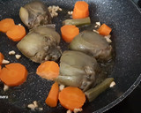 Foto del paso 3 de la receta: Chuletas de cerdo deshuesadas con alcachofas y zanahoria