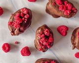 Foto del paso 3 de la receta: Bombones de dátil, anacardos y frambuesas