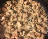 Foto del paso 7 de la receta: Pollo al verdeo, con crema, mostaza y vino blanco