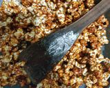 Foto langkah ke 5 dari resep Caramel Popcorn.