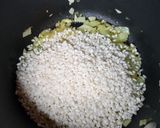 Foto del passaggio 2 della ricetta Risotto con piselli freschi