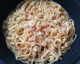 Foto del paso 2 de la receta: Tallarines con gambitas, pimentón y ajos 🍝🦐