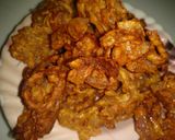 A picture of step 4 of Recipe of kaanda bhajiyas with green chillies,indian snakes.