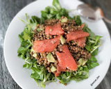 Foto del paso 7 de la receta: Ensalada de lentejas con canónigos, salmón y aguacate
