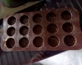 Foto del paso 4 de la receta: Bombones de chocolate relleno de fresas con crema